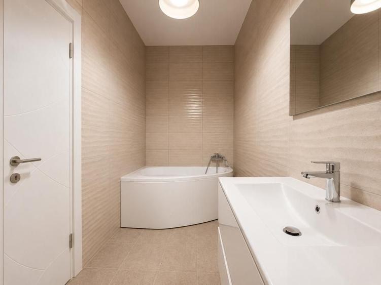 Apartament cu 3 camere decomandat în Titan