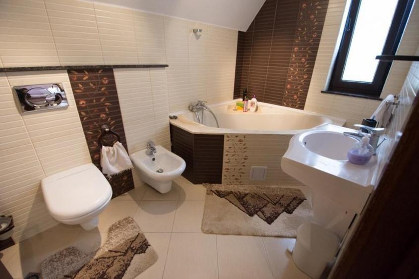 Casă individuală cu 4 camere cu Piscina în Bucov