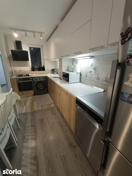 Apartament cu 3 camere, mobilat în Tei