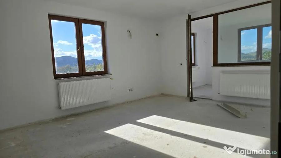 Casă cu 8 camere cu Teren 830 Mp în Brănișca
