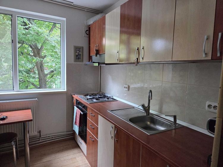 Apartament cu 3 camere semidecomandat în Pajura