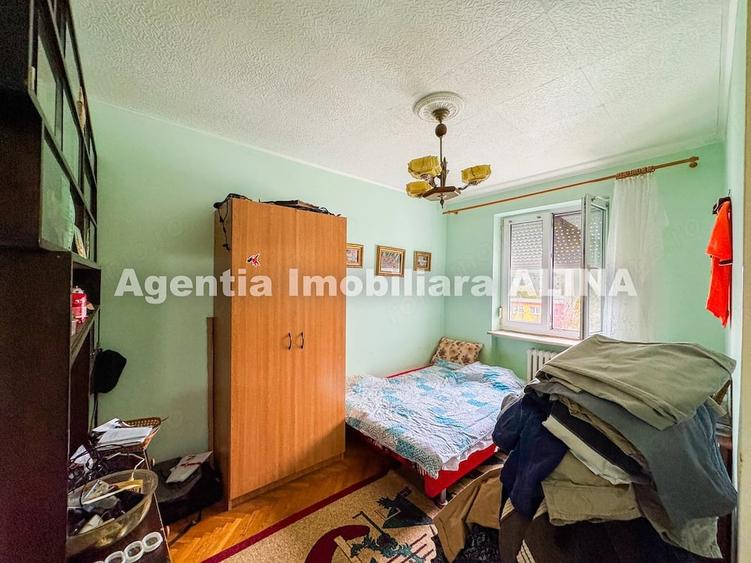 Apartament cu 4 camere decomandat în Liliacului