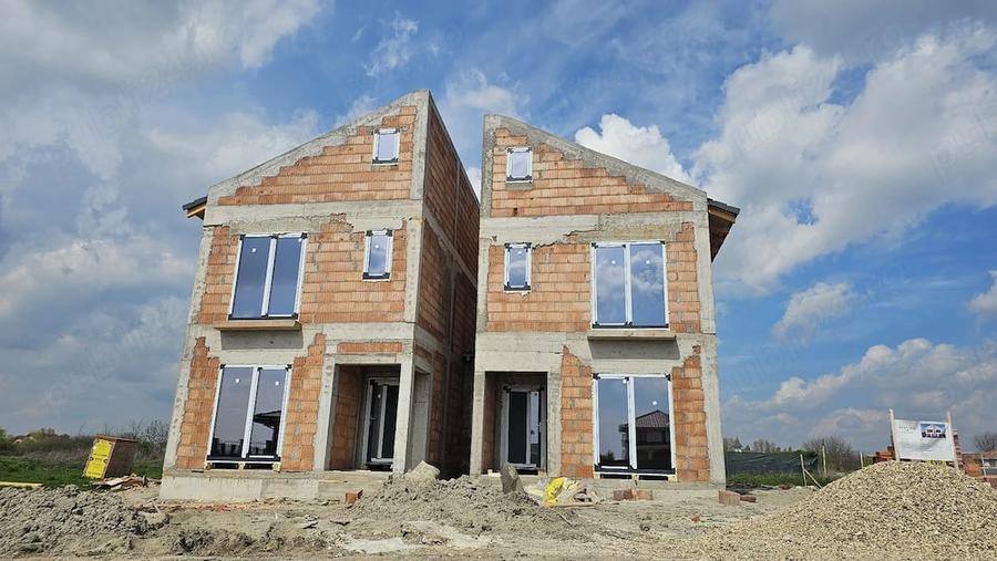 Casă cu 5 camere cu Teren 300 Mp în Sânandrei