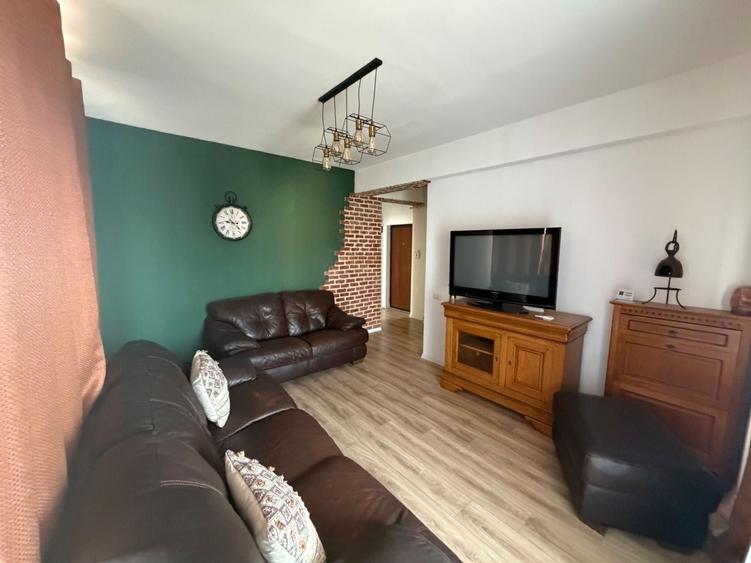 Apartament cu 3 camere decomandat în Sisești