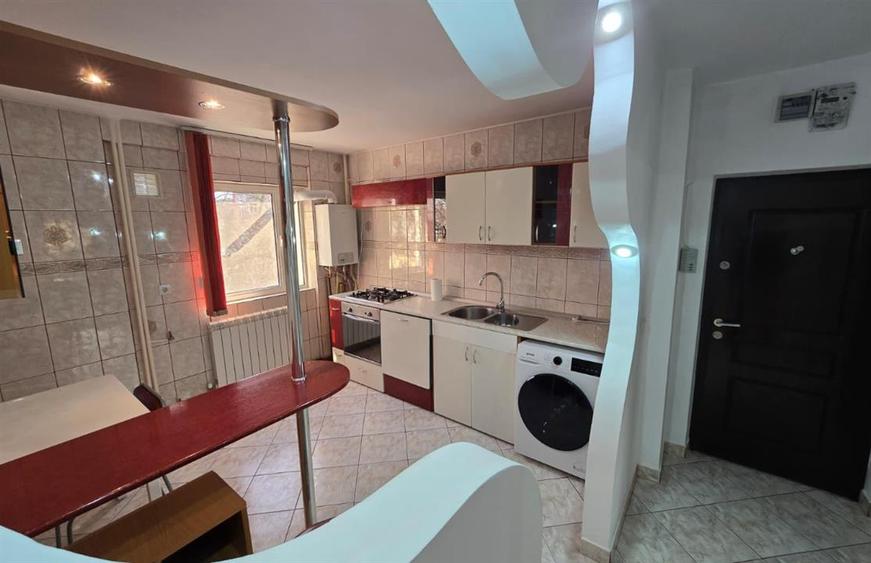 Apartament cu 3 camere decomandat în Podu Roș