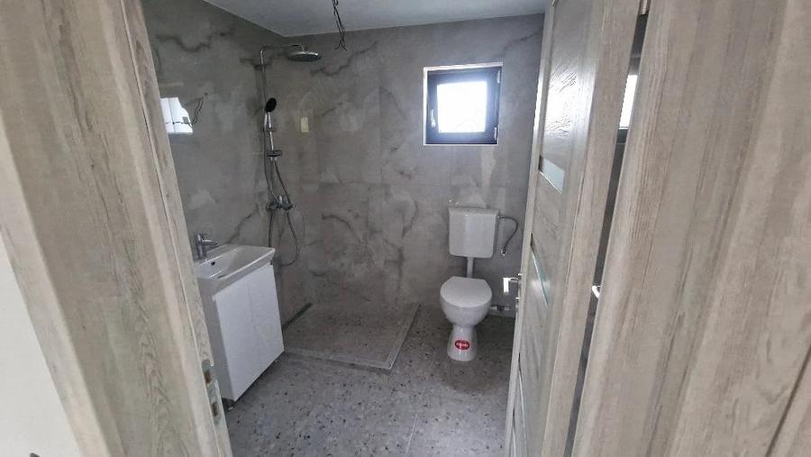 Casă cu 4 camere cu Teren 1800 Mp în Bârsoiu