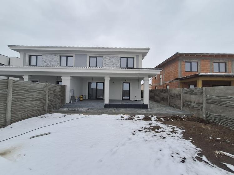 Duplex cu 5 camere cu Teren 350 Mp în Săcălaz