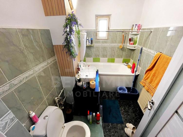 Apartament cu 3 camere semidecomandat, mobilat în 1 Mai