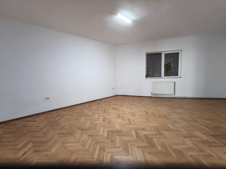 Casă individuală cu 5 camere cu Canalizare în Lunei