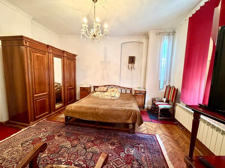 Casă cu 9 camere cu Garaj în P-ța Unirii