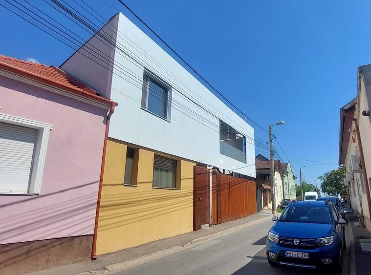 Casă cu 4 camere decomandat în Central