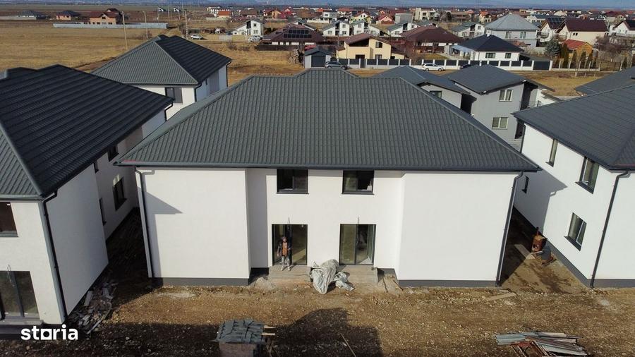 Casă cu 4 camere în Noua