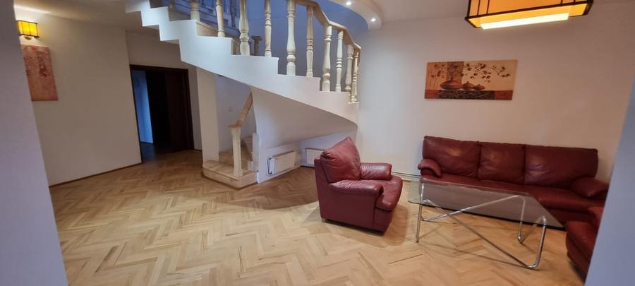 Casă individuală cu 6 camere cu Garaj în Central
