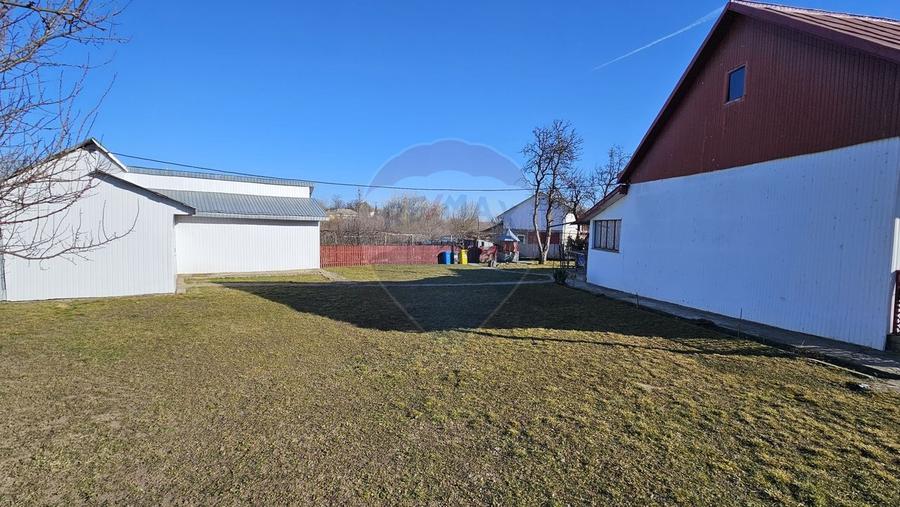 Casă cu 3 camere cu Teren 4900 Mp în Central