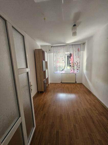 Apartament cu 4 camere decomandat în Milcov