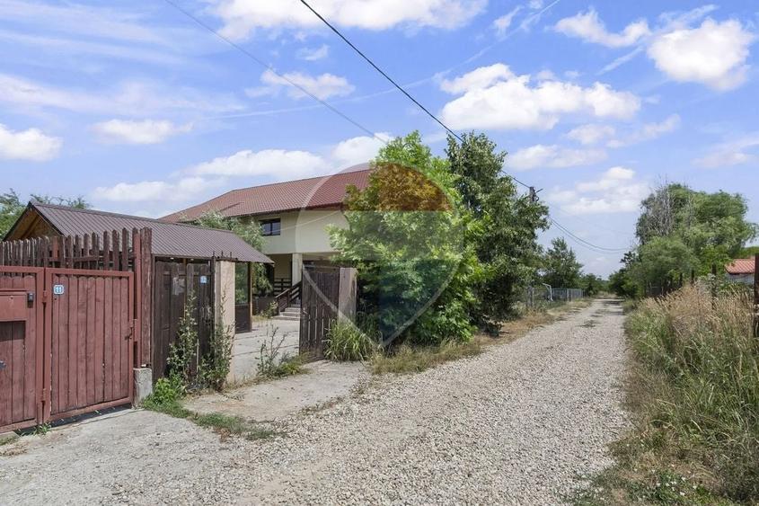 Casă individuală cu 6 camere cu Teren 572 Mp în Central