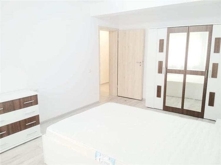Apartament cu 3 camere decomandat, mobilat în Tractorul