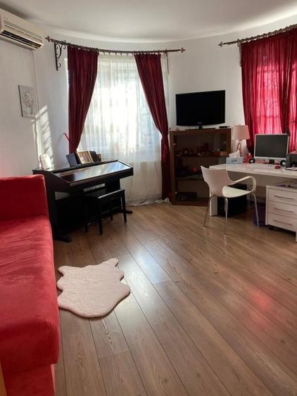 Casă individuală cu 6 camere cu Canalizare în Bd. Laminorului