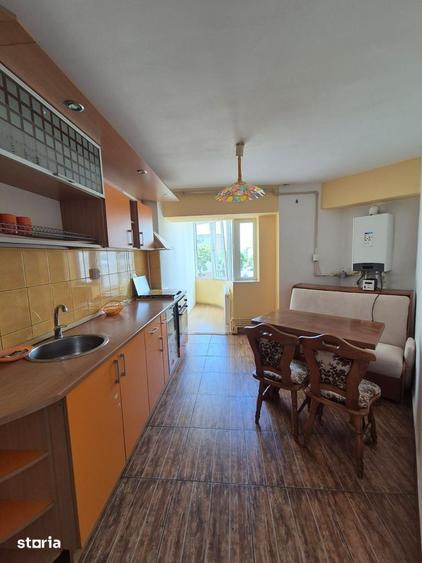Apartament cu 3 camere decomandat, mobilat în Casa de Cultură