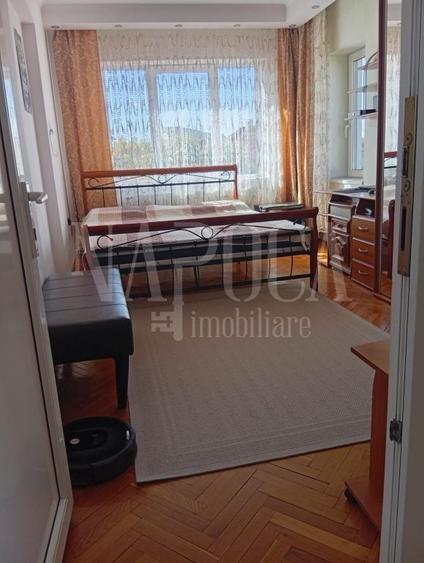 Casă individuală cu 8 camere cu Canalizare în Central