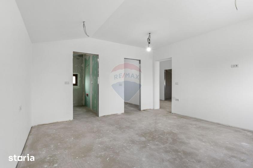 Casă cu 7 camere cu Teren 437 Mp în Livada