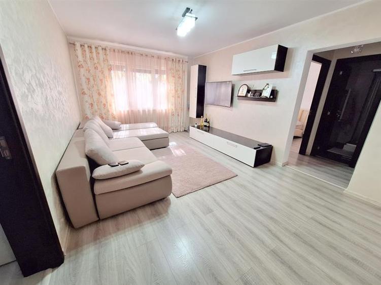 Apartament cu 3 camere decomandat în Milcov