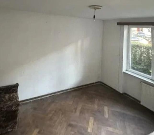 Apartament cu 3 camere semidecomandat în Tractorul