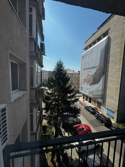 Apartament cu 3 camere semidecomandat în P-ța Amzei