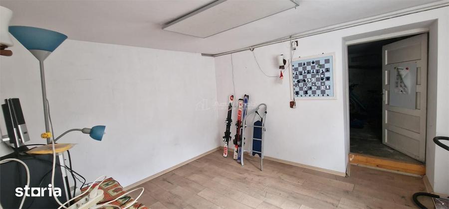Casă cu 10 camere cu Teren 32.18 Mp în Muncitoresc