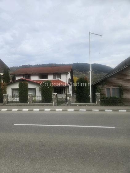 Vind pensiune 496 mp9 dormitoare,10 bai 3 living 3 bucat garaj camera.tehnica gratar foisor heleste