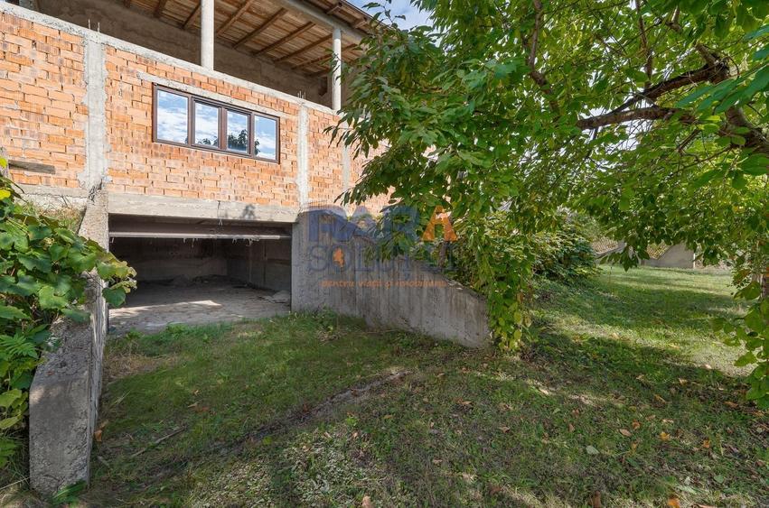 Casă cu 6 camere cu Garaj în Bâra