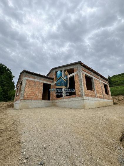 Casă individuală cu 4 camere cu Canalizare în Corunca