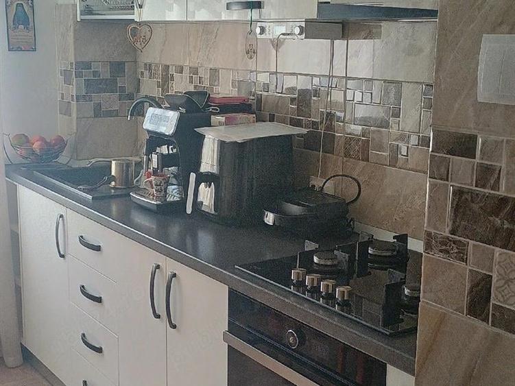 Apartament cu 3 camere semidecomandat, mobilat în Brazda lui Novac