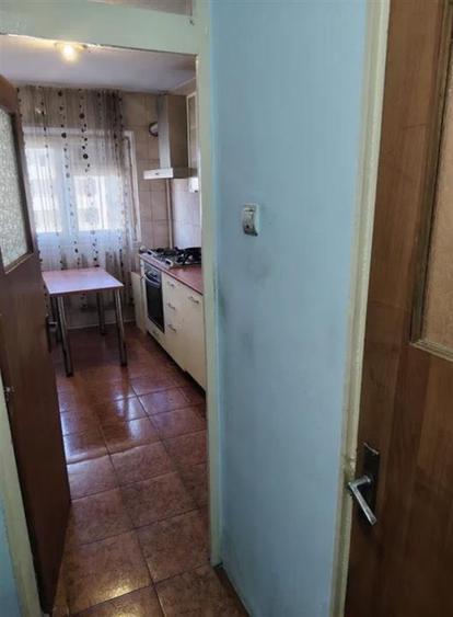 Apartament cu 3 camere semidecomandat, mobilat în Olteniței