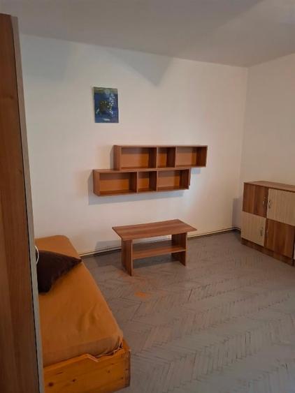 Apartament cu 3 camere semidecomandat, mobilat în Tătărași