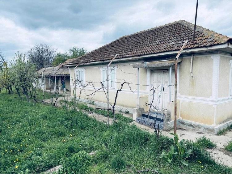 Casă cu 4 camere în Luciu