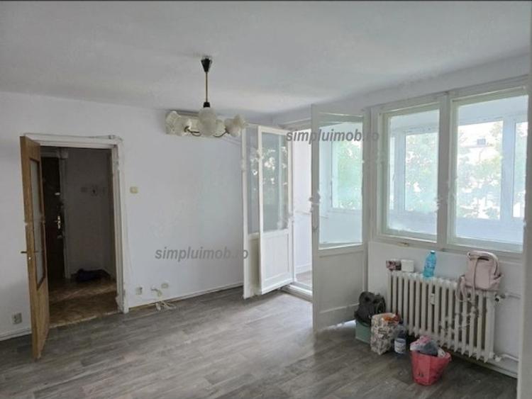 Apartament cu 3 camere semidecomandat în P-ța Gorjului