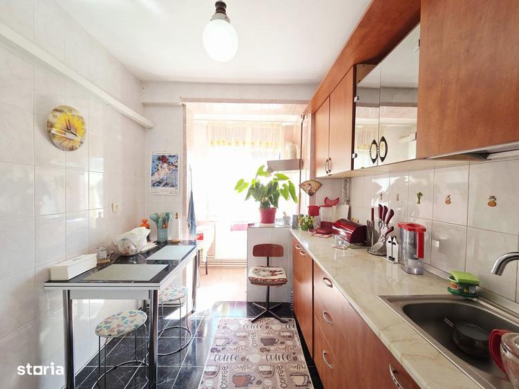 Apartament cu 3 camere semidecomandat, mobilat în Micro 16