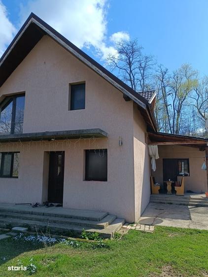 Casă cu 4 camere cu Teren 2500 Mp în Central