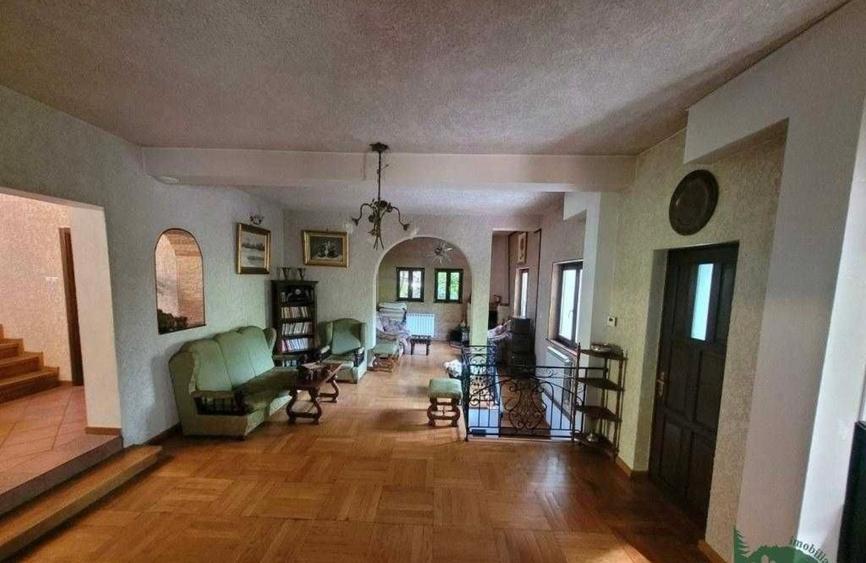 Casă cu 6 camere cu Teren 2182 Mp în Calea Moroieni