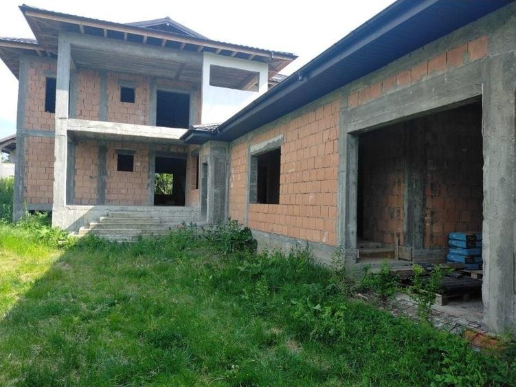 Casă individuală cu 10 camere cu Canalizare în Moara Vlăsiei
