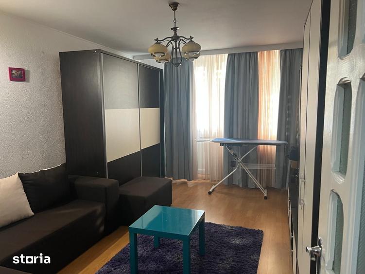 Apartament cu 3 camere decomandat în Cornișa