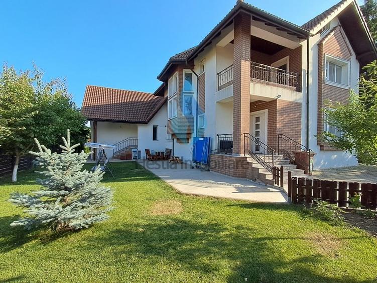 Casă cu 8 camere cu Canalizare în Bucium