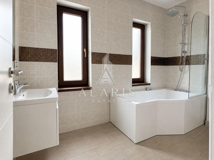 Casă individuală cu 5 camere cu Canalizare în Aradului