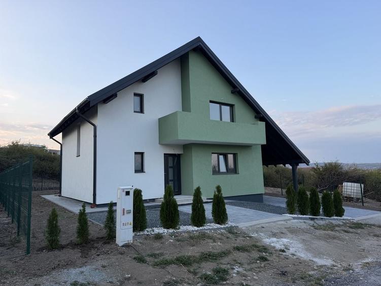 Casă cu 4 camere în Șelimbăr