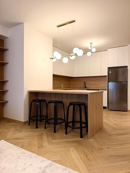 Apartament cu 3 camere semidecomandat în P-ța Victoriei
