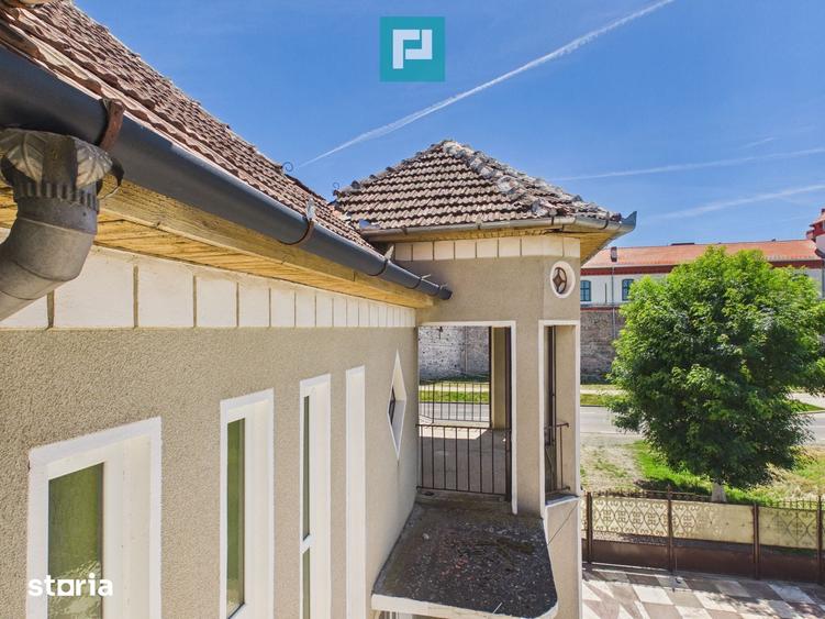 Casă cu 10 camere cu Teren 503 Mp în Central