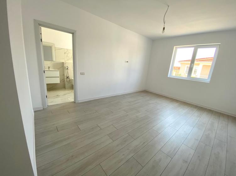 Duplex cu 3 camere cu Canalizare în Remetea Mare
