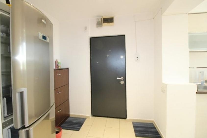 Apartament cu 3 camere semidecomandat, mobilat în Alexandru Obregia