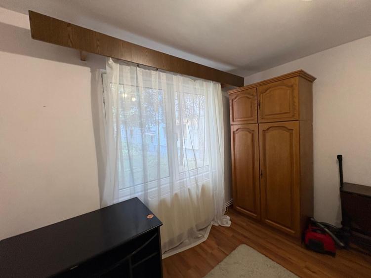 Apartament cu 3 camere decomandat în Cornișa